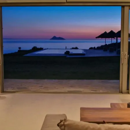 빌라 Beachfront Komos With Heated Pool *