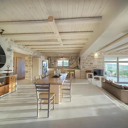 Beachfront Komos With Heated Pool 칼라마키