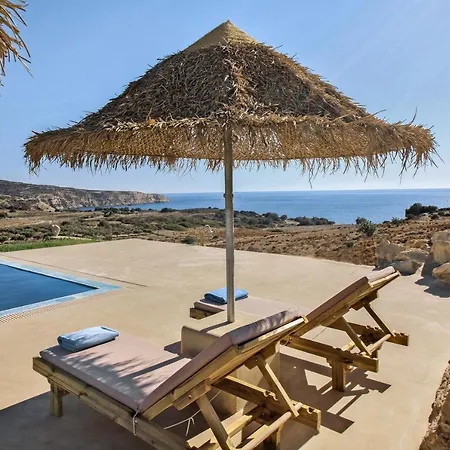 Beachfront Komos With Heated Pool 칼라마키
