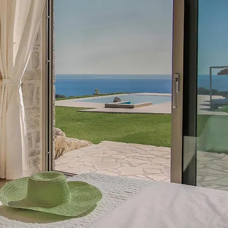 Beachfront Komos With Heated Pool * 칼라마키